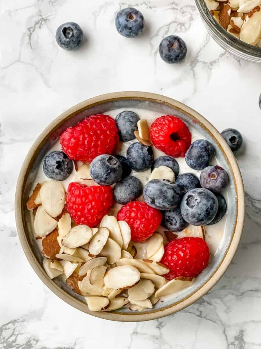 Greek Yogurt Mixed Berry Overnight Oats