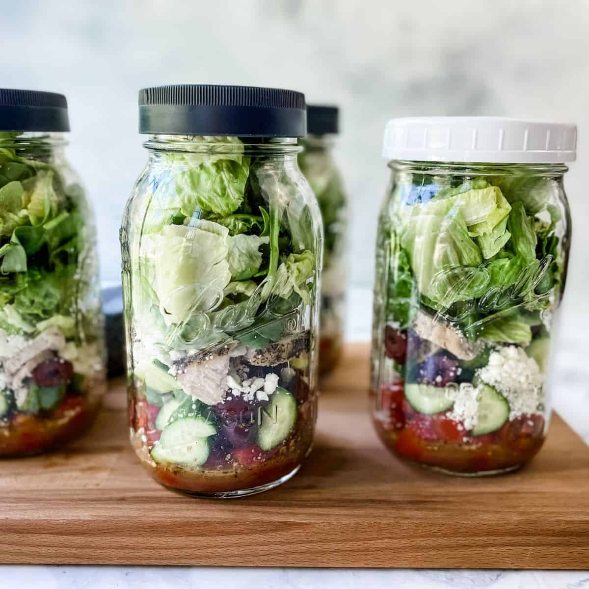 https://www.organizeyourselfskinny.com/wp-content/uploads/2022/06/greek-mason-jar-salads.jpg