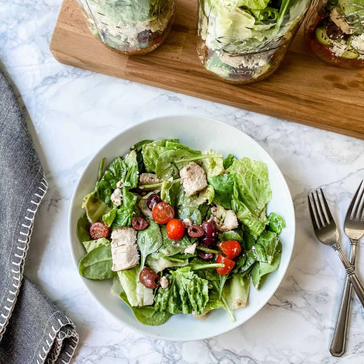 https://www.organizeyourselfskinny.com/wp-content/uploads/2022/06/overhead-picture-of-greek-chicken-mason-jar-salad.jpg