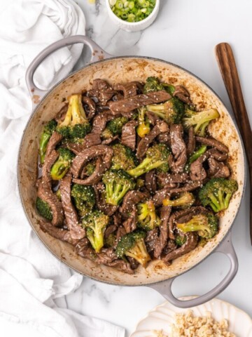 overhead picture of healthy beef and broccoli.