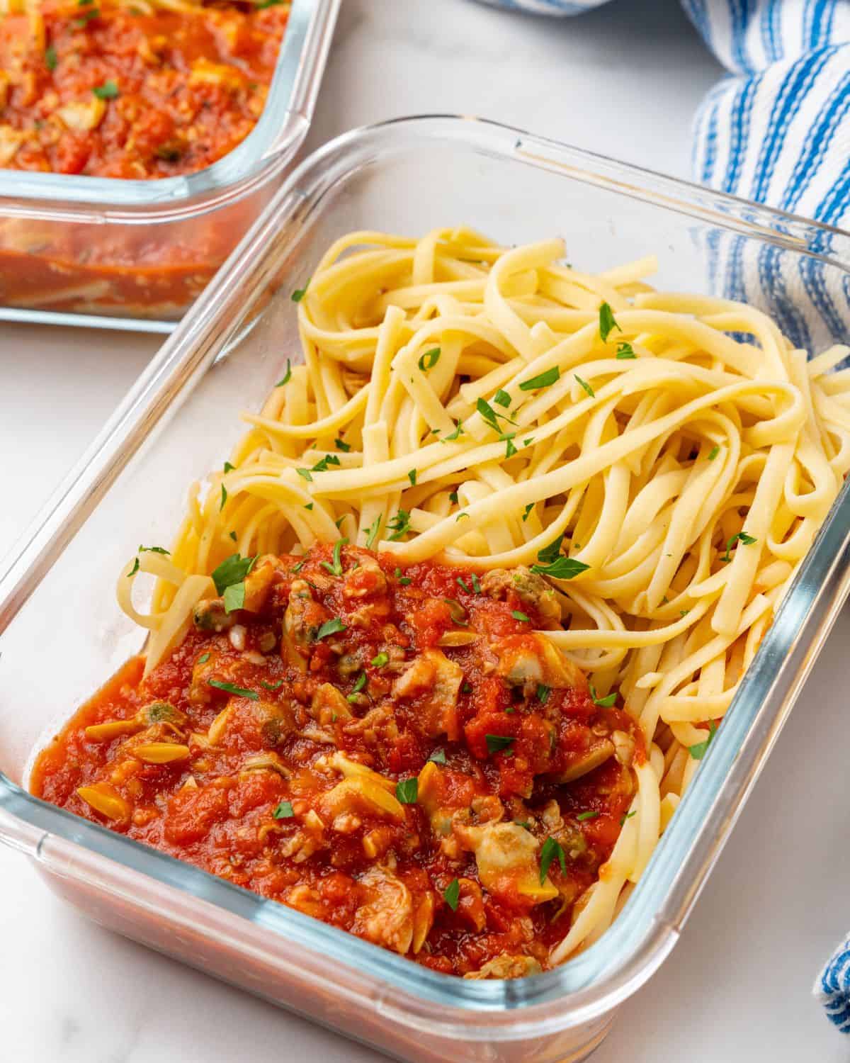 https://www.organizeyourselfskinny.com/wp-content/uploads/2023/03/linguine-clam-sauce-in-a-meal-prep-container-2.jpg